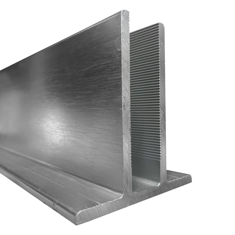 Perfil T invertido para baranda de vidrio. Acabado satinado. 5.85m de longitud