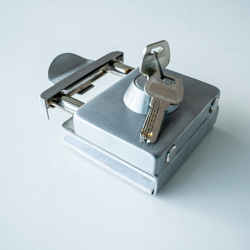 Cerradura cuadrada sencilla. No requiere perforacion en vidrio 8 a 12 mm.  Satinada