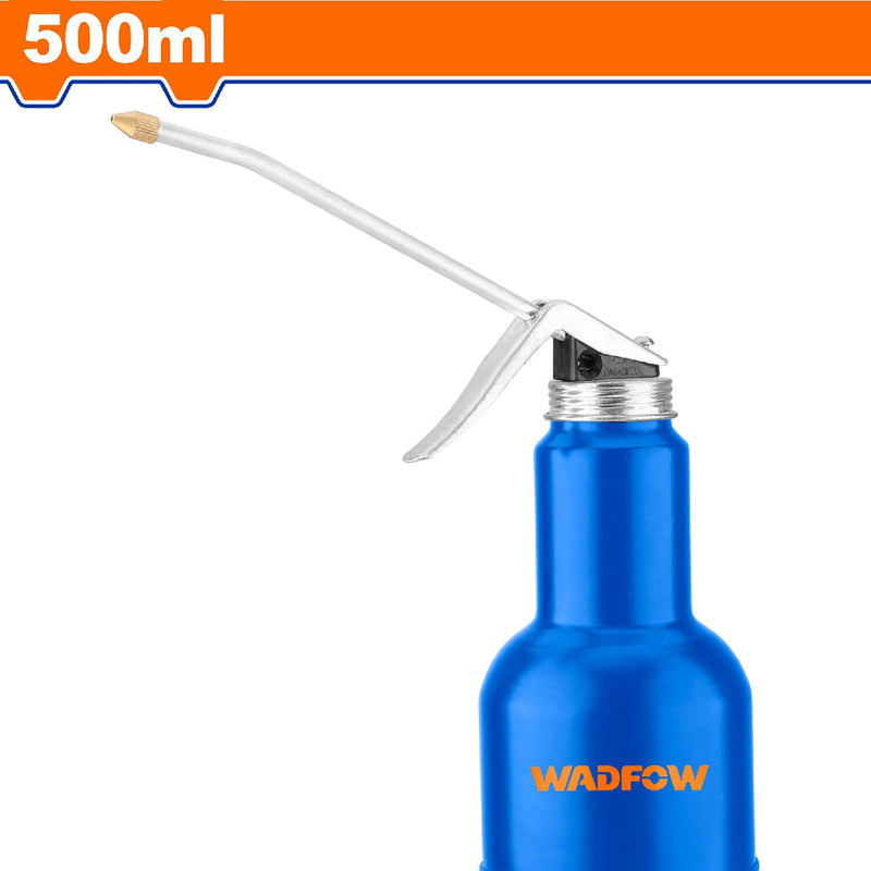 Aceitera Lata de aceite de metal con boquilla. Cap:500ml. Espesor:0.4mm. Cuerpo de Acero. Resiste al óxido.