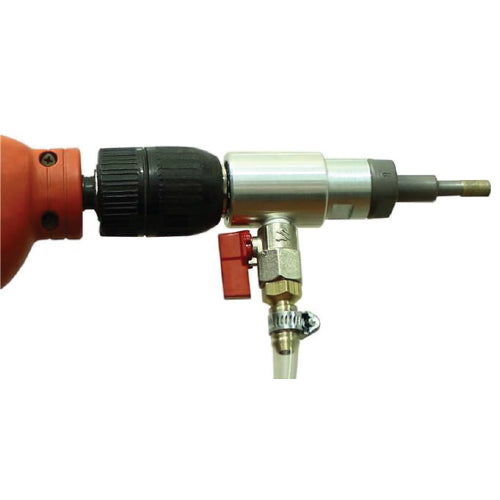 Conector de suministro estable de agua para perforaciones