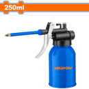 Aceitera Lata de aceite de metal con boquilla. Cap:250ml. Espesor:0.4mm. Cuerpo de Acero. Resiste al óxido.