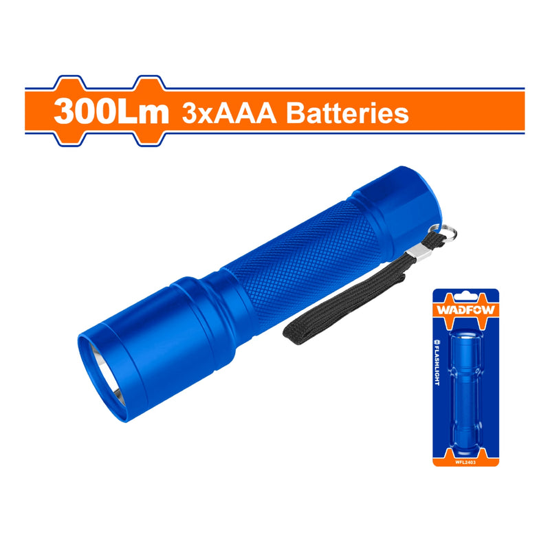 Linterna de mano 300Lm. Interruptor de Luz. Usa 3 pilas alcalinas AAA. Peso: 104g. D/L: 136/34mm.