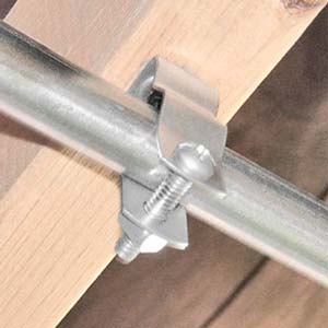 Grapa o Sujetador de Techo para Tuberia EMT de 1-1/4".  Galvanizado en Caliente.