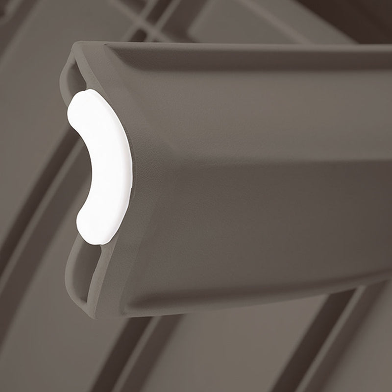 Silla plástica Barú con brazos, color mocca