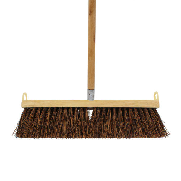 Escoba de 14" de madera con mango de 54"
